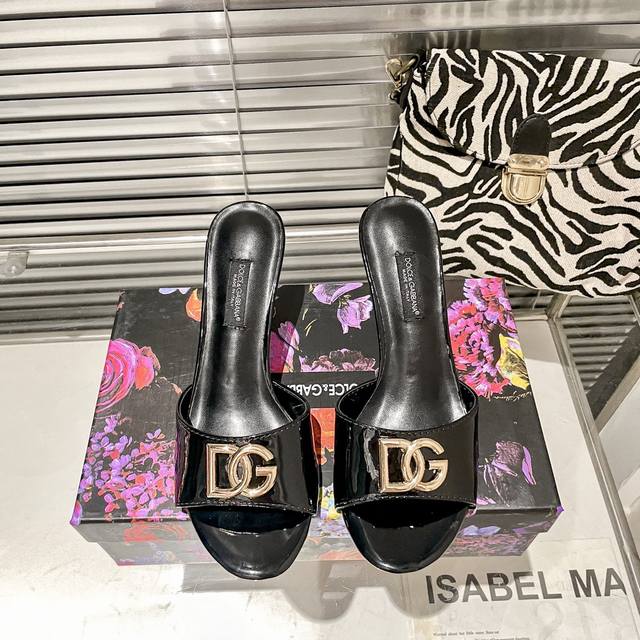 出厂： D G 新款扣高跟拖款实拍上新 杜嘉班纳 D&G 专柜的镇店之宝！原板购入经过设计师不断调试和改良，升级后更完美！更舒适！全新楦型、跟型、线条、面料颜色